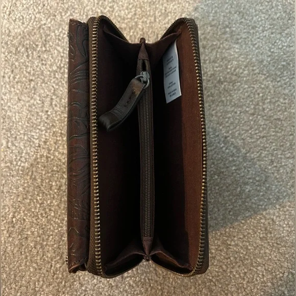 - Shyanne American Cross Wallet - Picture 3 of 4